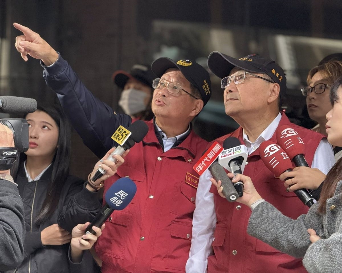 圖/新北市政府消防局長陳崇岳向新北市長侯友宜說明狀況。(新北消防北海六號臉書)