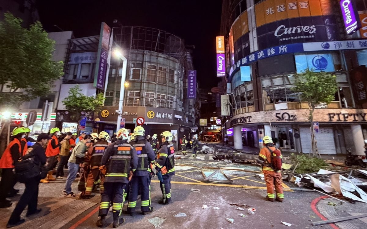 圖/新北市板橋區府中商圈今(8)日凌晨發生氣爆意外,造成5名民眾受輕傷。(新北市政府消防局提供)