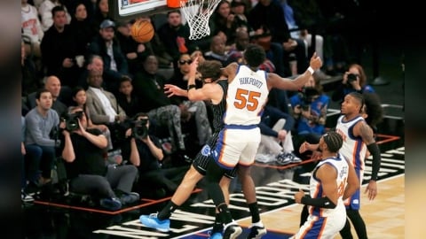 NBA(影)/這個落地不太妙!「魔術得分王」表情痛苦抱左膝美媒憂:恐傷前十字韌帶