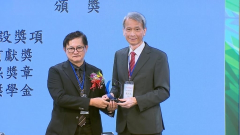 獲頒核能學會特殊貢獻獎 童子賢重申核綠共存