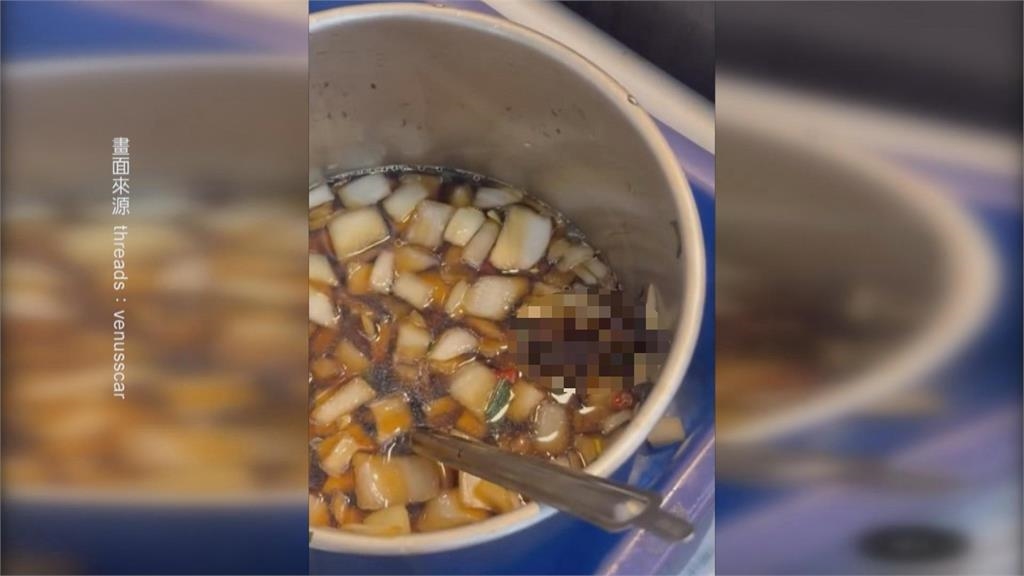 都在台南!牛肉湯老店醬料桶躺整隻蟑螂 民眾到知名麵店吃到蟑螂腳好崩潰