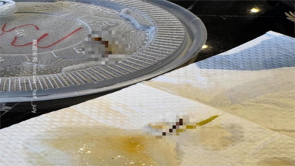 都在台南!牛肉湯老店醬料桶躺整隻蟑螂 民眾到知名麵店吃到蟑螂腳好崩潰