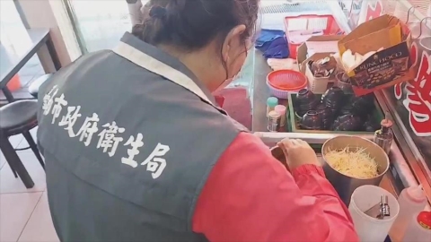 都在台南！牛肉湯老店醬料桶躺整隻蟑螂　民眾到知名麵店吃到蟑螂腳好崩潰