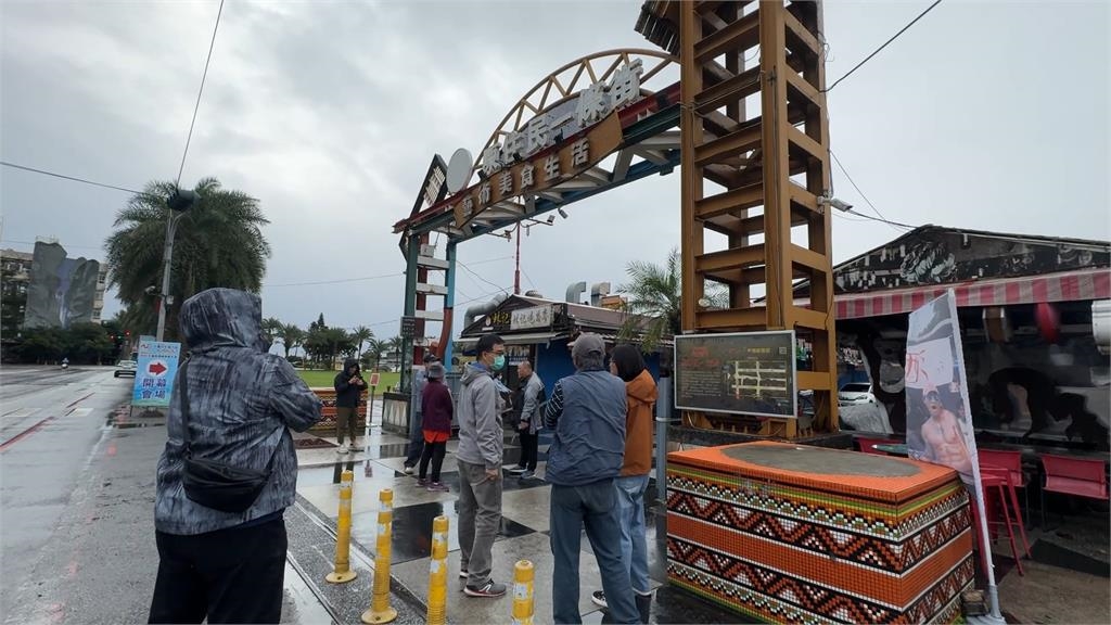 19:24花蓮規模5.7地震! 東大門夜市200公斤招牌掉落險砸路人