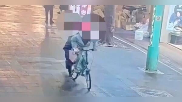 身障者擺攤賣彩券遭無業男搶46張刮刮樂　下一秒路人合力將他制伏