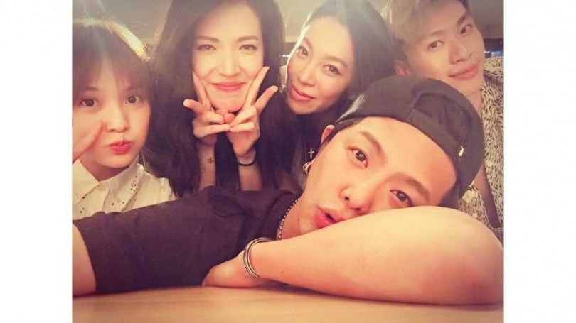 楊丞琳、許瑋甯、小鬼以及另外兩位圈外好友曾組成「華岡五人幫」，過去感情極好。（圖／許瑋甯臉書）