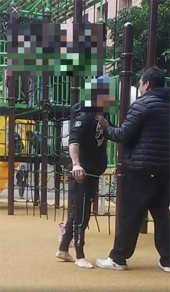 中和40多歲怪男「公園爆打小孩」!因「這事」失控動員警方…驚險畫面曝