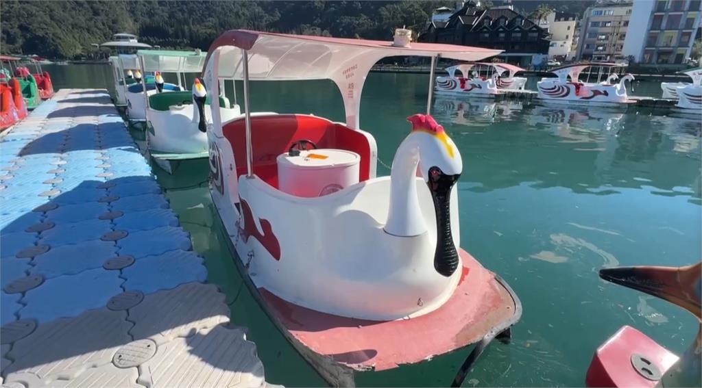 危險當有趣! 日月潭1男1女乘天鵝船 「狂搖猛晃」驚險畫面曝