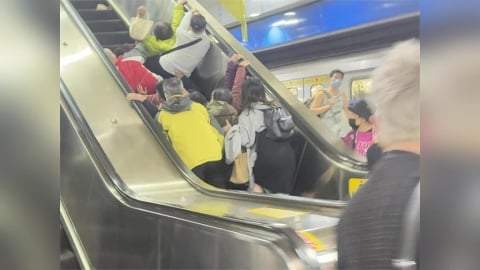 北捷電扶梯驚現「人肉疊疊樂」!1人踩空7人跟著倒成一團
