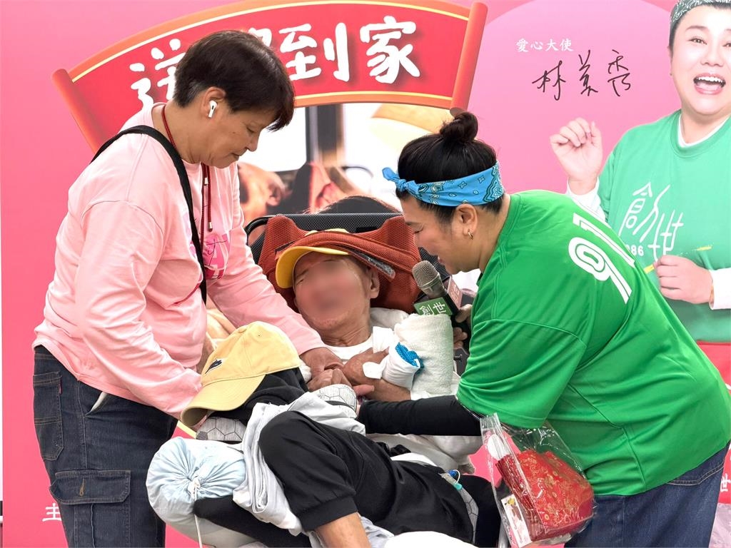 寒冬不冷!「國民媽媽」林美秀親自為創世基金會送暖 關懷弱勢家庭