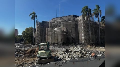 台中州廳古蹟慘變廢墟 網怒:亂挖地面破壞水池「看了不生氣嗎?」