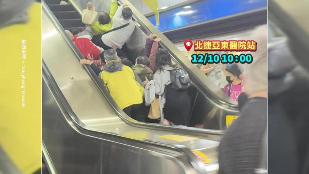 骨牌式連撞！婦人搭手扶梯「重心不穩往後摔」　波及後方七人撞一團