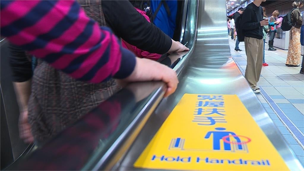 骨牌式連撞!婦人搭手扶梯「重心不穩往後摔」 波及後方七人撞一團