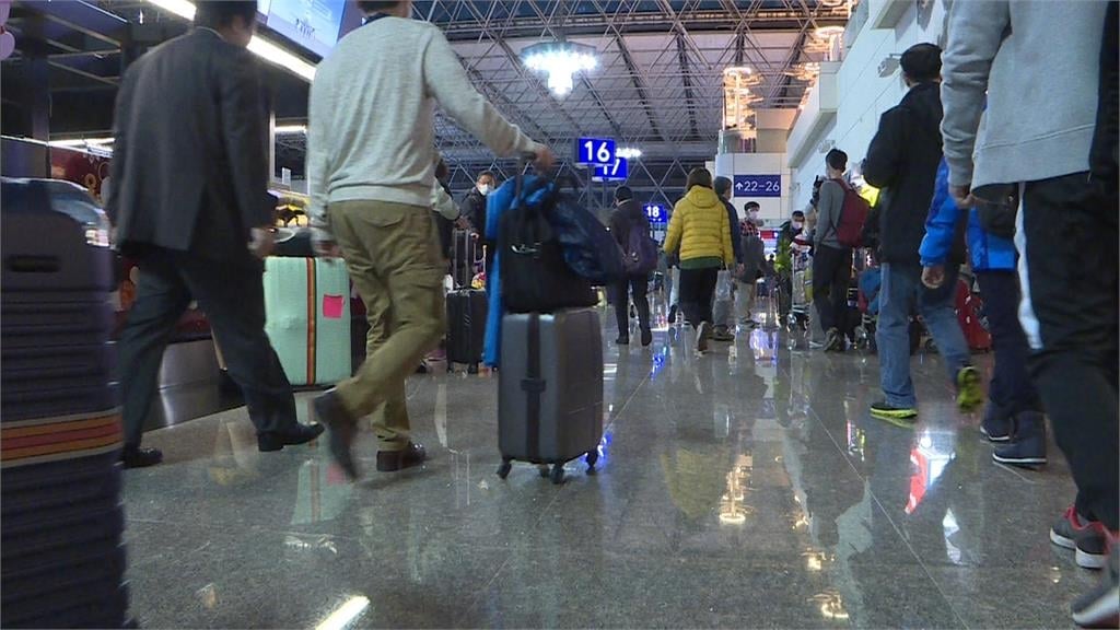 搭飛機「外套隨手塞1處」空服員傻眼:超噁!揭嚴重後果「竟會害航班延誤」