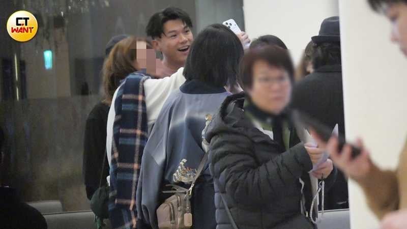 即便從早上就上工,已經忙了一整天,柯煒林仍露出充滿活力的笑容,熱情與人打招呼合影。(圖/本刊攝影組)