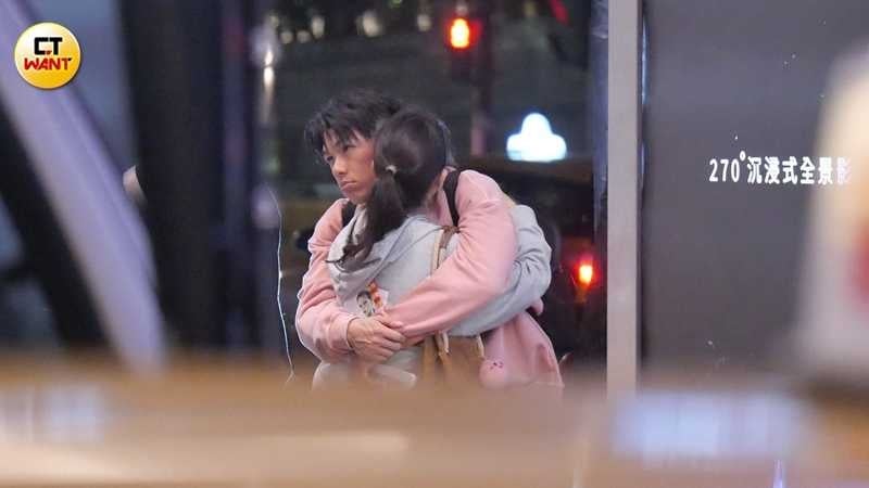 待眾人先走後,柯煒林又主動抱住媽媽。(圖/本刊攝影組)