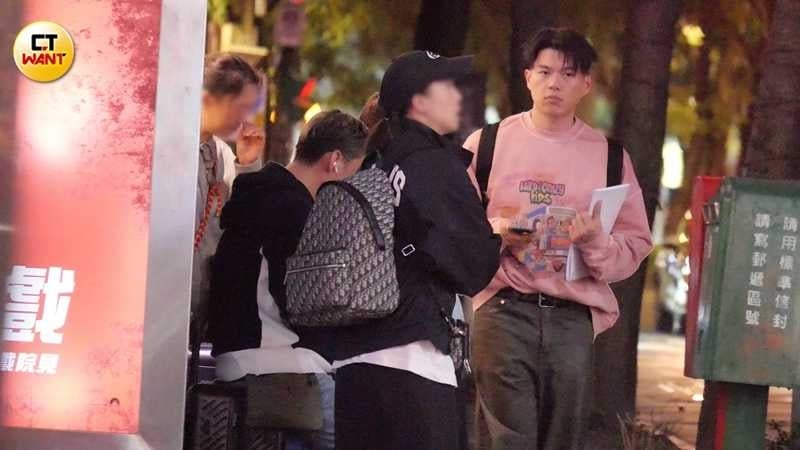 跟在一行人後面的柯媽媽看似因心疼兒子而在啜泣。(圖/本刊攝影組)