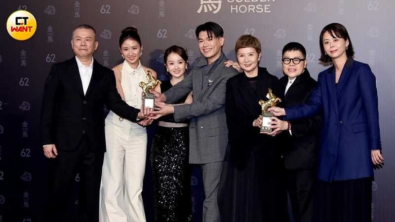 雖然最後柯煒林(中)未能拿下影帝殊榮,但《大濛》是本屆金馬最大贏家仍讓他很開心。(圖/本刊攝影組)