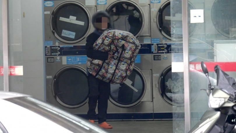 本刊直擊林廷憶的同居人騎車送洗衣服。(圖/讀者提供)