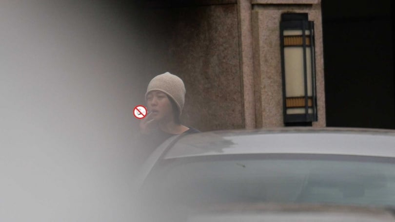 同居人出門後,林廷憶在樓下抽菸發呆。(圖/翻攝自黑男IG)