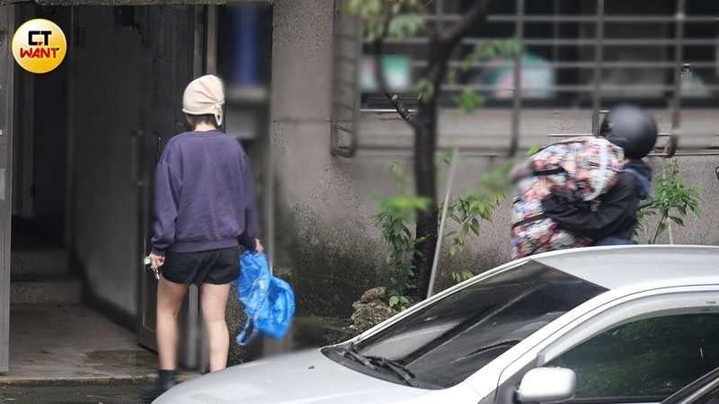拿回洗好的衣服後,林廷憶與同居人分工走回住處。(圖/翻攝自黑男IG)