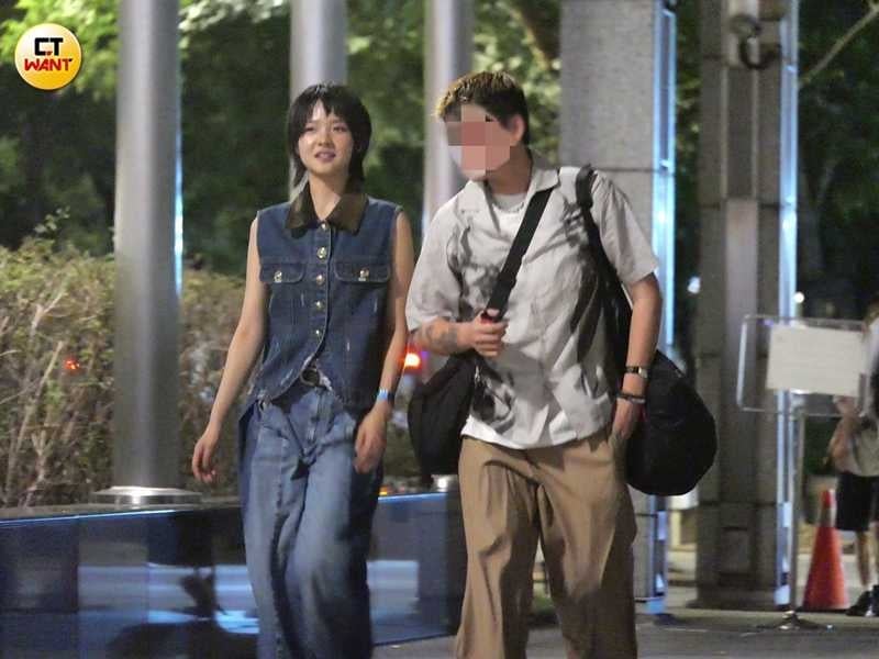 林廷憶兩手空空,與拿著大包小包的經紀人一起散步。(圖/本刊攝影組)