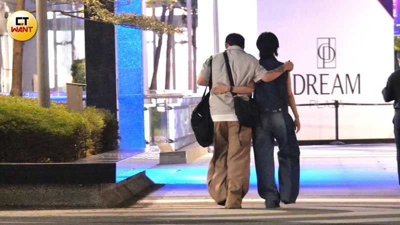 林廷憶與經紀人沿路互摟走路相當親密。(圖/本刊攝影組)