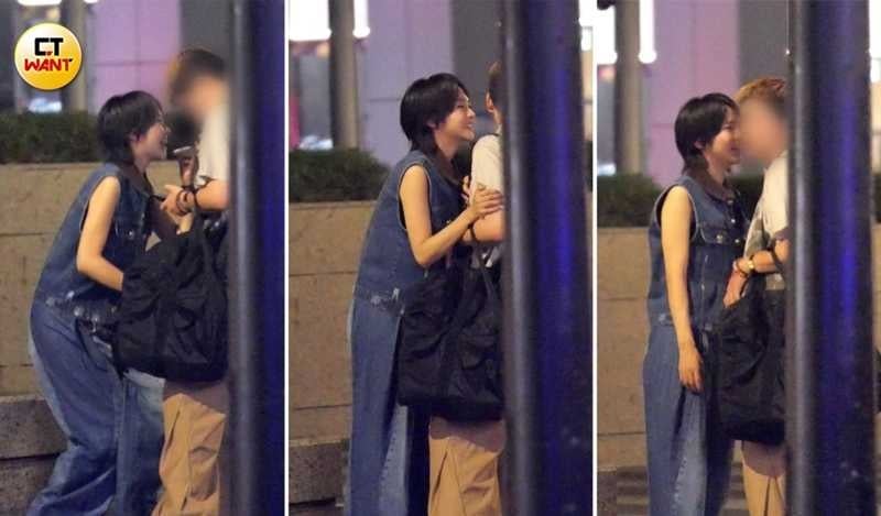 林廷憶在回語音訊息時手還扶著經紀人的手臂、臉也靠得很近。(圖/本刊攝影組)