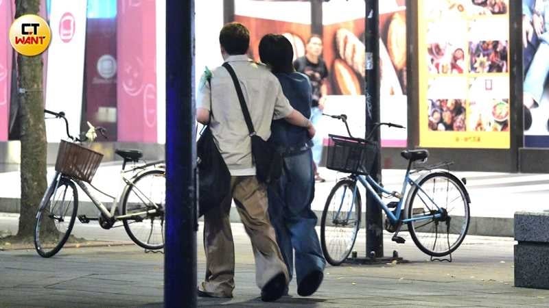 經紀人摟著林廷憶的腰,完全不在意旁邊的路人。(圖/本刊攝影組)