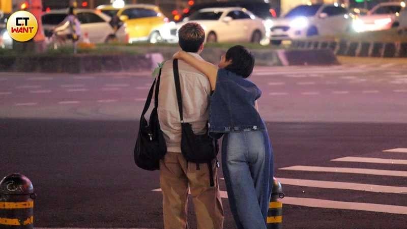 林廷憶與經紀人不是你勾我就是我勾你,肢體接觸沒停過。(圖/本刊攝影組)