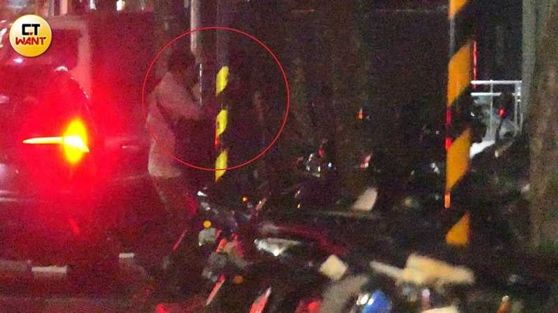 深夜11點,林廷憶與經紀人搭乘多元計程車離開。(圖/本刊攝影組)