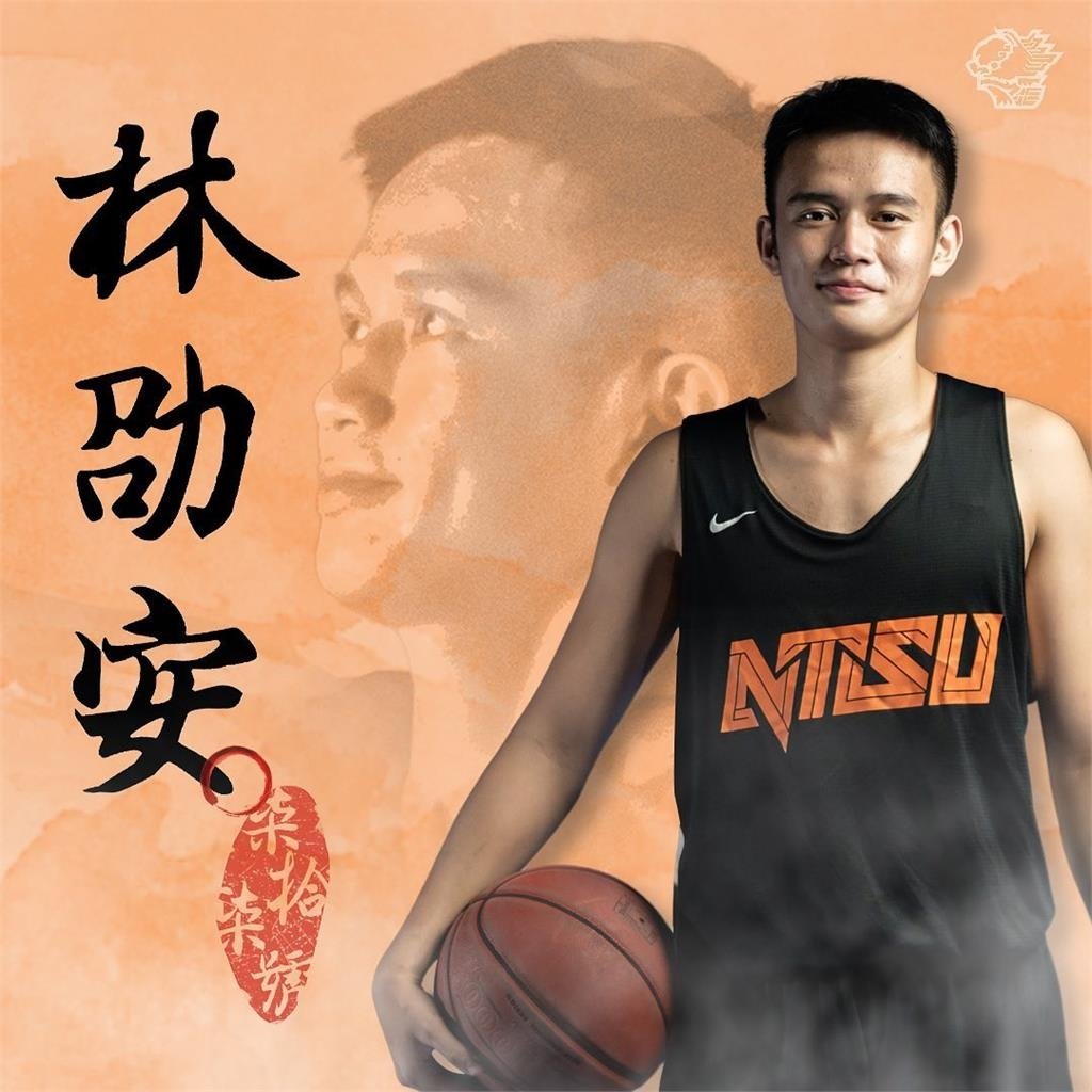 民眾黨正妹黨工「爆不倫球星」全外流!開房驚吐「要等很久嗎」背景竟是主播女兒