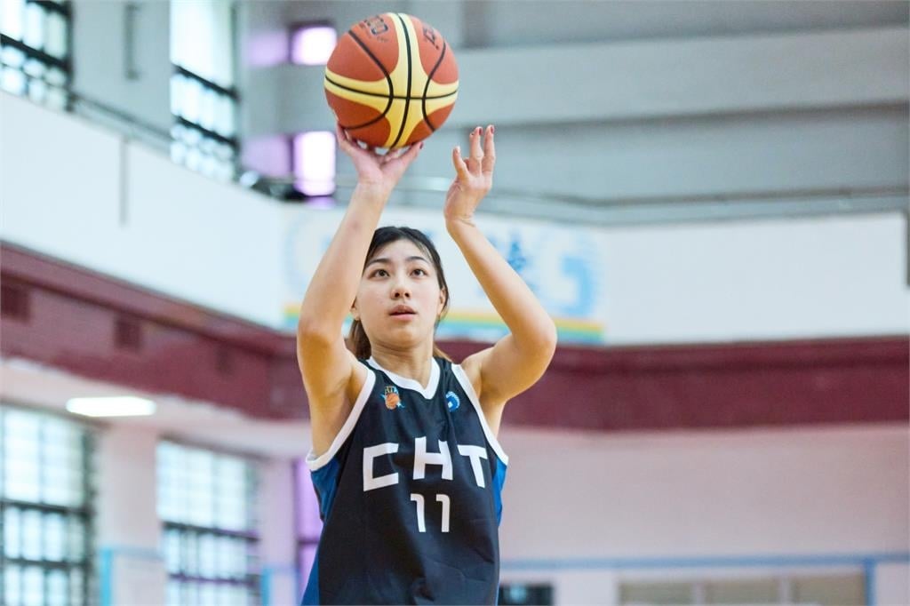 民眾黨正妹黨工「爆不倫球星」全外流!開房驚吐「要等很久嗎」背景竟是主播女兒