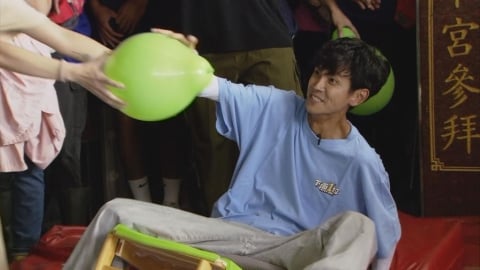 阿翔錄《大集合》不斷出事!遭觀眾推倒「道具全毀」又重摔 本人不忍發聲了