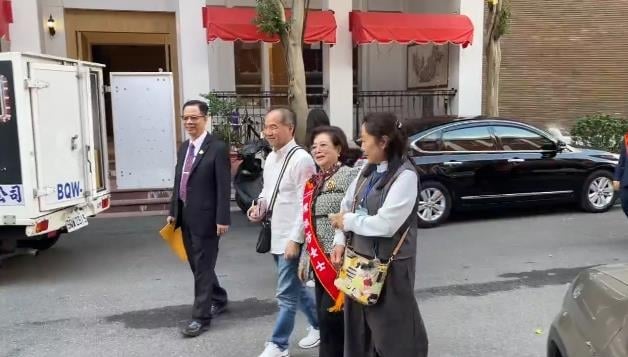 快新聞/「國民阿嬤」陳淑芳榮獲好人好事代表!韓國瑜親接見 驚吐1句話