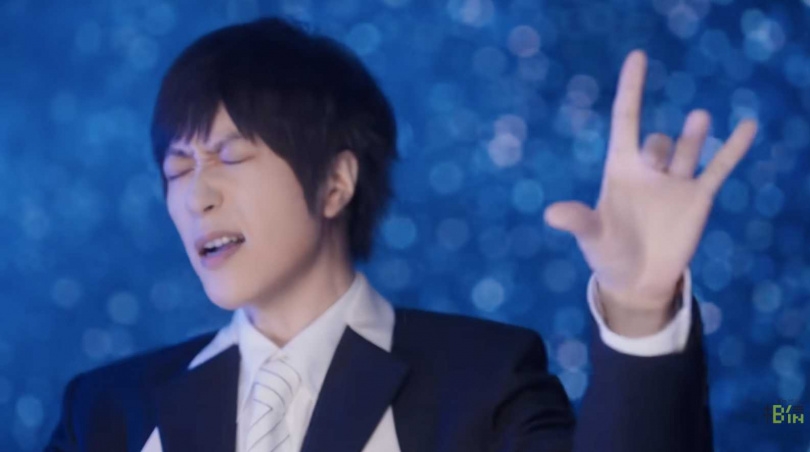 阿信在〈恆星不忘〉MV手勢太多被網友酸老氣。(圖/翻攝YouTube/相信音樂)