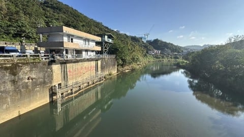 基隆河水油污染影響2週 八堵抽水站恢復白天抽水