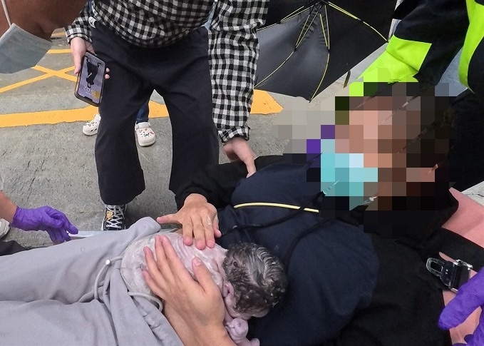 媽媽肚子痛!孕婦幼兒園校門口產子 小學兒機靈求助