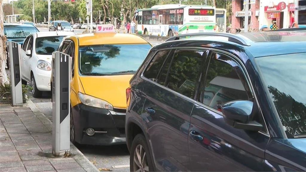 路邊停車「打錯1燈」恐噴3600元！警曝正解…一票網友全搞錯