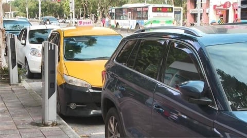 路邊停車「打錯1燈」恐噴3600元!警曝正解…一票網友全搞錯