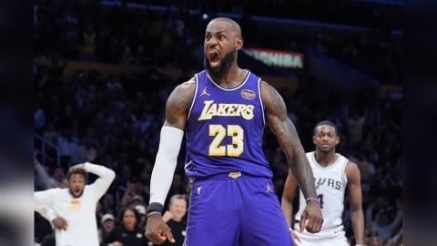 NBA(影)/40歲的殘暴美學!詹姆斯「狂野之扣」將馬刺213公分長人當海報背景