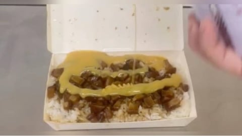 台南人都譴責!「滷肉飯淋1配料」變邪教料理 全網崩潰:我貸款也要告你