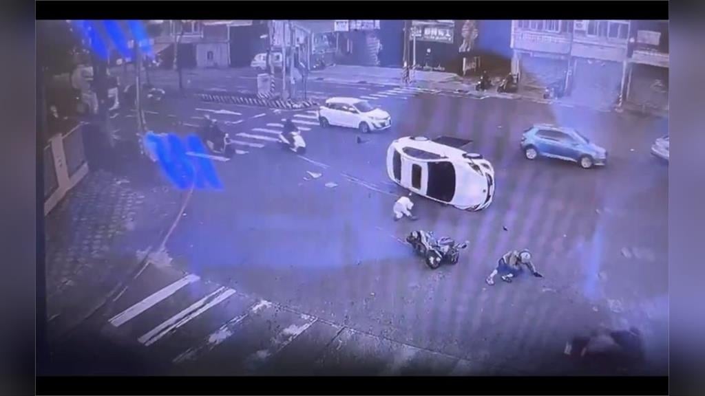 轎車失控追尾變「立筊」！滑行猛鏟機車　騎士衰遭殃