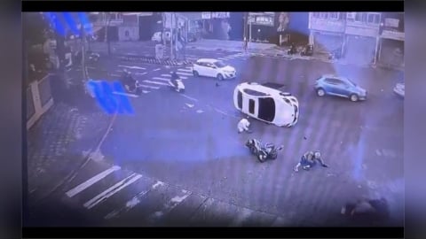 轎車失控追尾變「立筊」!滑行猛鏟機車 騎士衰遭殃