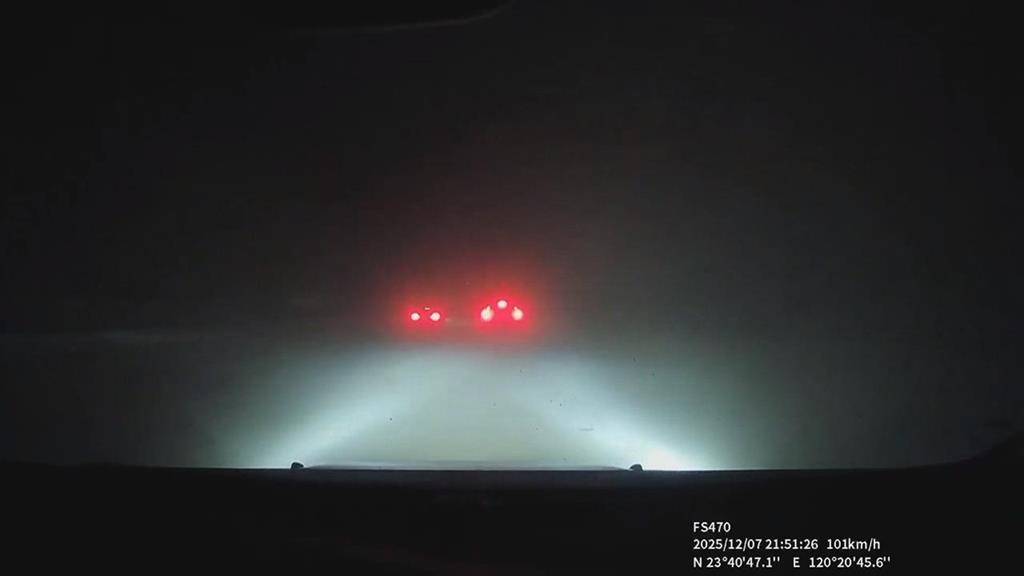 超驚嚇！轎車開到一半如發生沙塵暴　煙塵遮蔽視線