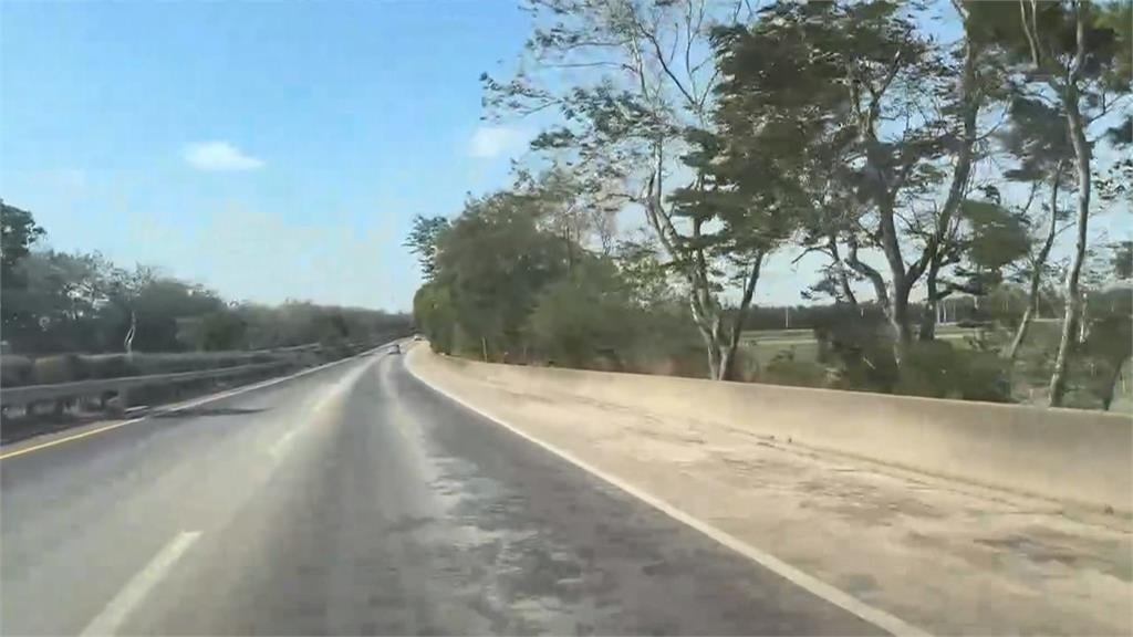 超驚嚇!轎車開到一半如發生沙塵暴 煙塵遮蔽視線