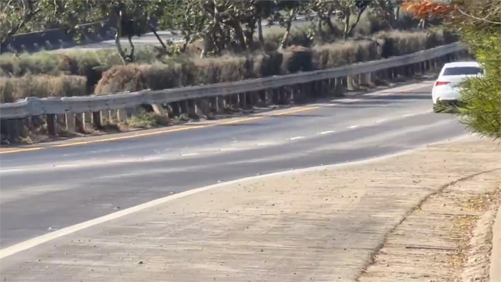 超驚嚇!轎車開到一半如發生沙塵暴 煙塵遮蔽視線