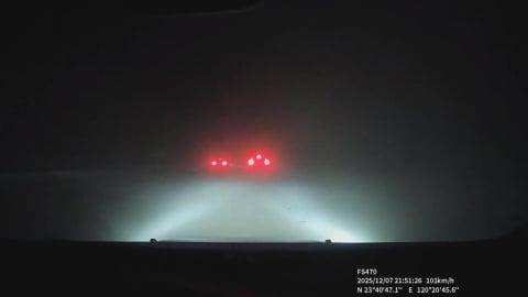 超驚嚇!轎車開到一半如發生沙塵暴 煙塵遮蔽視線