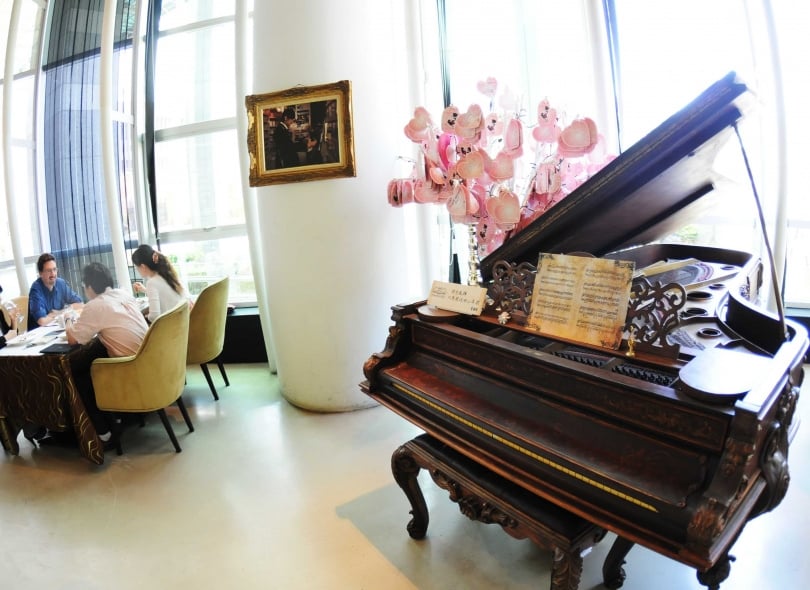 「Mr.J義法廚房」開店時,周董將拍攝《不能說的秘密》時所用到的電影道具授權給范牧群使用。(圖/報系資料照)