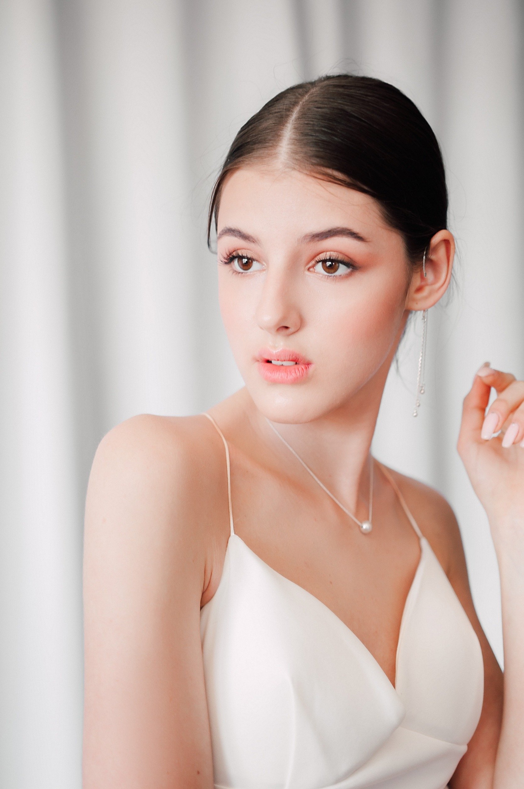 雲舞白洋裝搭配珍珠等金屬飾品,看起來更時尚,而且能襯托氣質。圖/123RF圖庫